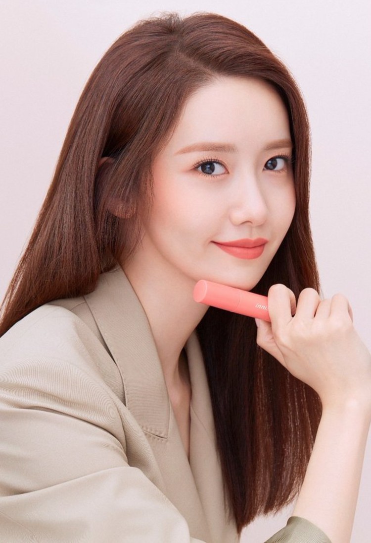 Yoona Girls Generation, Idol KPop Bergaya Mirip PNS, Seulgi Red Velvet viral hingga dijadikan meme karena bergaya mirip PNS. Ini 8 idol KPop lain yang mengenakan baju mirip seragam PNS