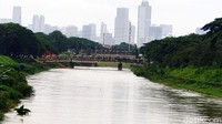 Sungai itu masih mampu menampung air.