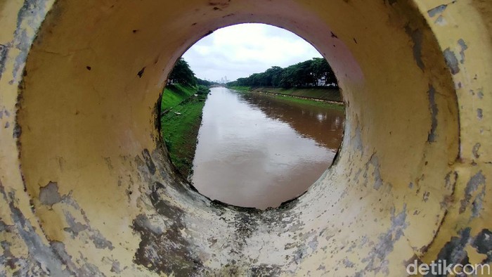 Jakarta Banjir, Debit Air KBT Masih Normal Sejumlah sungai meluap dan mengakibatkan banjir di beberapa wilayah di Jakarta. Namun kondisi berbeda terlihat di BKT yang debit airnya masih terpantau normal.