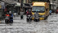 Jalan Kapuk Raya terendam banjir setinggi 80 cm.