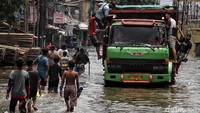 Hanya truk besar yang berani melintas di Jalan Kapuk Raya.