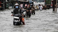 Motor yang nekat menerobos banjir pun mogok.