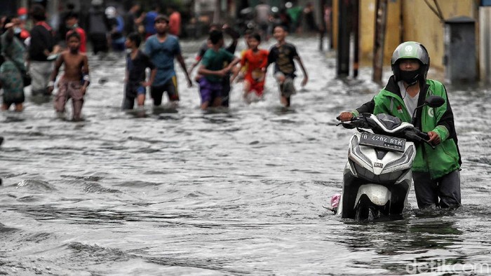Jalan Kapuk Raya Lumpuh Banjir juga merendam Jalan Kapuk Raya, Penjaringan, Jakarta Utara, Sabtu (20/2/2021). Jalan alternatif menuju Cengkareng dan Kamal Muara itu pun lumpuh.