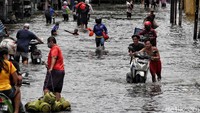 Sejumlah motor mogok setelah menerobos banjir di Jalan Kapuk Raya.