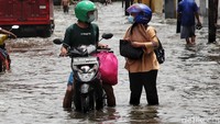 Sebelumnya, BMKG mengeluarkan peringatan dini hujan lebat di wilayah DKI Jakarta sehingga berpotensi memicu banjir.