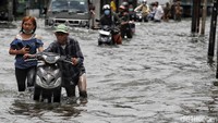 Hujan yang mengguyur Jakarta membuat Jalan Kapuk Raya terendam banjir.