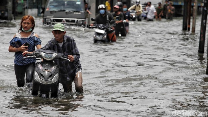 Jalan Kapuk Raya Lumpuh Banjir juga merendam Jalan Kapuk Raya, Penjaringan, Jakarta Utara, Sabtu (20/2/2021). Jalan alternatif menuju Cengkareng dan Kamal Muara itu pun lumpuh.