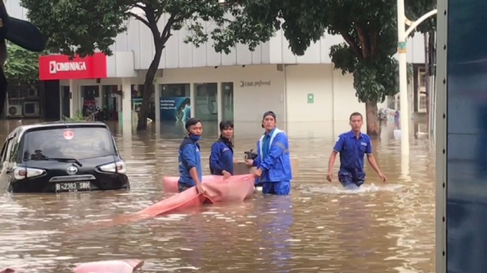 Jalan Kemang Raya Masih Banjir 1,5 Meter