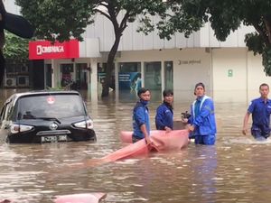 Jalan Kemang Raya Masih Banjir 1,5 Meter, Air Disedot Pompa