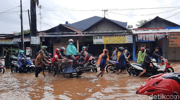 Jalan Raya Pondok Gede Jaktim Tergenang
