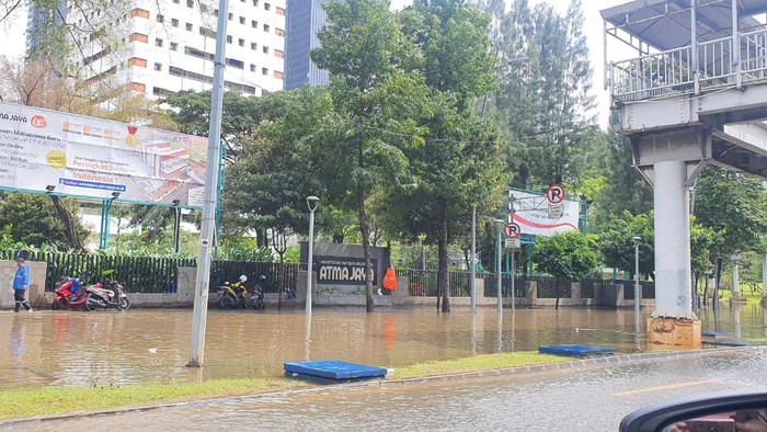 Jalan Sudirman, di depan Kampus Atmajaya tergenang air sebabkan kemacetan lalu lintas. Foto kiriman pembaca bernama Tiwi.