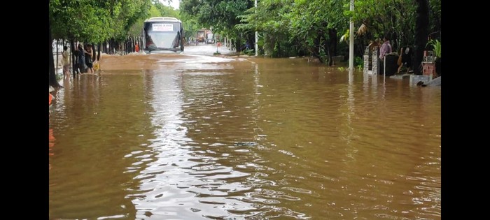 Jalan TB Simatupang, di depan Kementan Banjir, kendaraan pribadi tidak bisa melintas.
