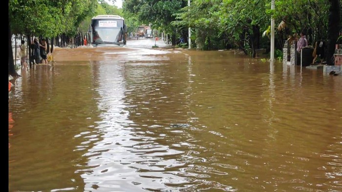 Jalan TB Simatupang, di depan Kementan Banjir, kendaraan pribadi tidak bisa melintas.