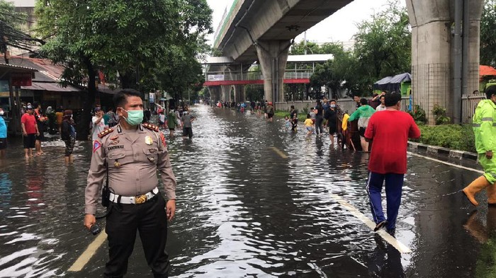 Jalan Tendean mengarah ke depan Sekolah Tinggi Desain Inter Studi, terendam banjir. Foto dikirim oleh Kabagops Ditlantas Polda Metro Jaya AKBP Dermawan Karosekali.