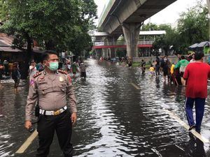 Jalan Tendean Jaksel Terendam Banjir Setinggi 40 Cm, Lalin Dialihkan