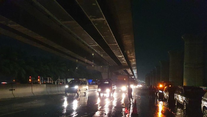 Jalan Tol Jakarta-Cikampek Km 19 Arah Jakarta. Update 19.30 WIB, Sabtu (20/2/2021)