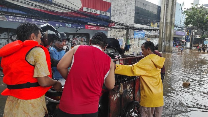 Jl Wolter Monginsidi Jaksel Banjir Warga Gotong Royong Angkat Motor