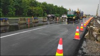 Diimbau kepada pengguna jalan untuk tetap berkendara dengan hati-hati di tengah kondisi cuaca penghujan saat ini. Selalu gunakan sabuk keselamatan dan berkendara dengan batas maksimal kecepatan 70 km/jam disaat kondisi hujan. Selalu perhatikan juga kondisi fisik dan kendaraan Anda khususnya tekanan ban. Apabila lelah segera beristirahat di 8 rest area yang ada di sepanjang Ruas Tol Cipali. Foto: dok. Astra Tol Cipali