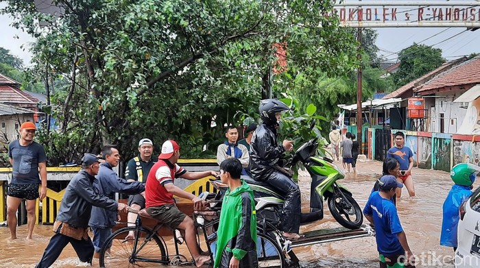 Jasa angkut motor dengan gerobak di Jalan Raya Pondok Gede Jaktim
