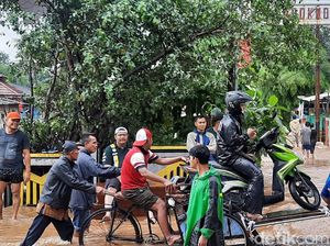 Banjir di Jl Raya Pondok Gede Jaktim, Jasa Gerobak Angkut Motor Bermunculan
