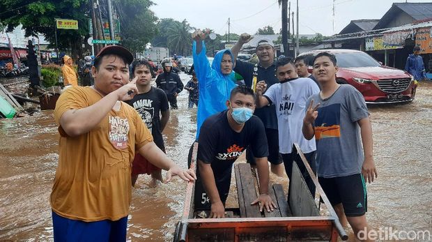 Jasa angkut motor dengan gerobak di Jalan Raya Pondok Gede Jaktim