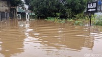 Tinggi banjir yang merendam Kompleks Deplu lebih dari 1 meter.