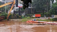 Banjir ini akibat meluapkan Kali Pesanggrahan.