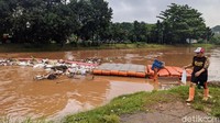 Hujan deras mengguyur wilayah Jabodetabek sejak semalam. Akibatnya, banjir terjadi di sejumlah titik. 