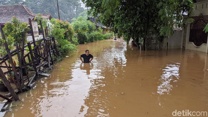 Banjir merendam Kompleks Deplu, Jakarta Selatan, Sabtu (20/2/2021). Banjir akibat meluapnya Kali pesanggrahan.
