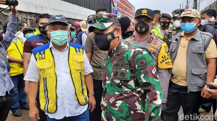 Kapolda Metro Jaya Irjen Fadil Imran dan Pangdam Jaya Mayjen TNI Dudung Abdurachman meninjau kondisi banjir di Perumahan Pondok Gede Permai (Rahmat Fathan/detikcom)