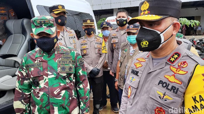 Kapolda Metro Jaya Irjen Fadil Imran dan Pangdam Jaya Mayjen TNI Dudung Abdurachman meninjau kondisi banjir di Perumahan Pondok Gede Permai (Rahmat Fathan/detikcom)