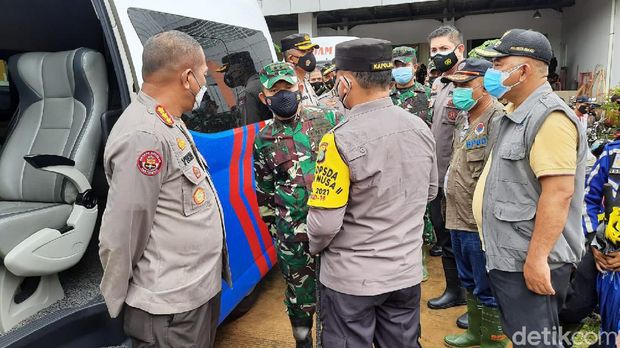 Kapolda Metro Jaya Irjen Fadil Imran dan Pangdam Jaya Mayjen TNI Dudung Abdurachman meninjau kondisi banjir di Perumahan Pondok Gede Permai (Rahmat Fathan/detikcom)
