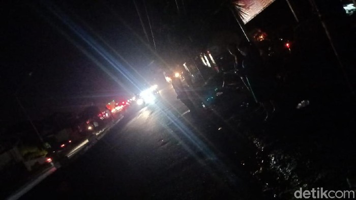 Karawang gelap gulita karena gardu listrik ikut terendam banjir