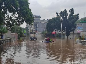 Melihat Dampak Parah Banjir 1,5 Meter di Jakarta Selatan