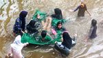 Keceriaan Anak-anak Bermain Banjir di Jalan Tendean