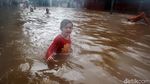 Keceriaan Anak-anak Bermain Banjir di Jalan Tendean