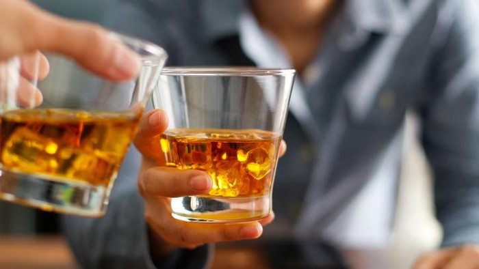 Kenapa Saat Mabuk Minuman Alkohol Orang Terlihat Lebih Menarik?