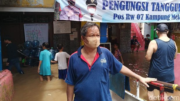 Ketua RT 03 Kebon Pala, Kampung Melayu, Sanusi (Karin/detikcom)