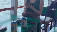 Ia juga pernah mengabadikan liburannya di sebuah pantai. Begini santainya Kim So Yeon sambil minum bir. Foto: Instagram @sysysy1102