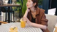 Pergi ke kafe Instagramable bersama temannya, Kim So Yeon memesan segelas es jeruk yang segar. Foto: Instagram @sysysy1102