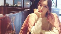 Makan di restoran mewah, Kim So Yeon tak lupa mengabadikan momennya. Pada fotonya ia tampak sedang menunggu pesanan tiba. Foto: Instagram @sysysy1102