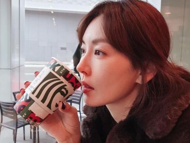 Momen Kim So Yeon, Pemain Penthouse 2 Saat Minum Kopi di Kafe