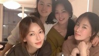 Walaupun sudah berusia 41 tahun (usia Korea) tetapi kecantikan Kim So Yeon belum juga pudar. Ini momennya bersama teman-temannya saat minum wine. Foto: Instagram @sysysy1102