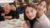 Kim Seo Yeon juga selalu membagikan aktivitas pribadinya lewat akun Instagram. Seperti momennya makan di restoran bersama kerabat dekat So Yeon. Foto: Instagram @sysysy1102