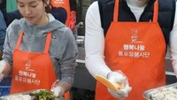 Aslinya Kim Seo Yeon sudah memiliki suami. Ia dan sang suami sering ikut dalam aksi sosial bersama All For You Korea. Seperti momennya yang sedang menyiapkan makanan untuk orang membutuhkan ini. Foto: Instagram @sysysy1102