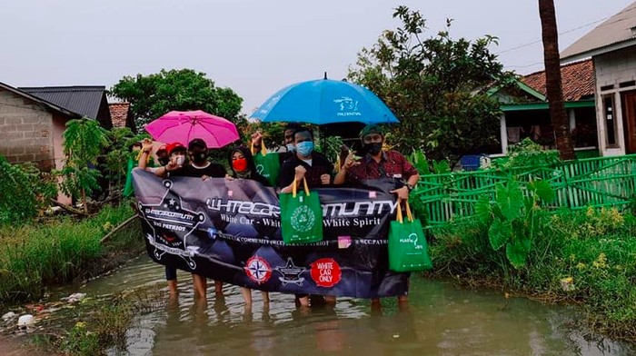 Komunitas white car indonesia bantu korban banjir.