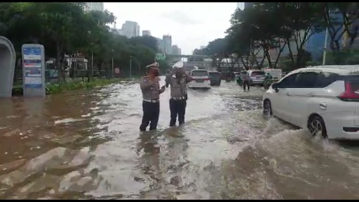 Kondisi genangan air di Jl Sudirman pukul 16.30 WIB, Sabtu (20/2). Video dikirimkan oleh Kasubdit Gakkum Ditlantas Polda Metro Jaya AKBP Fahri Siregar.