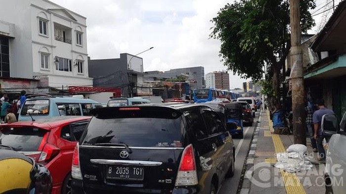 Kondisi ruas Jalan Jatinegara Barat mengarah ke Matraman padat karena banjir