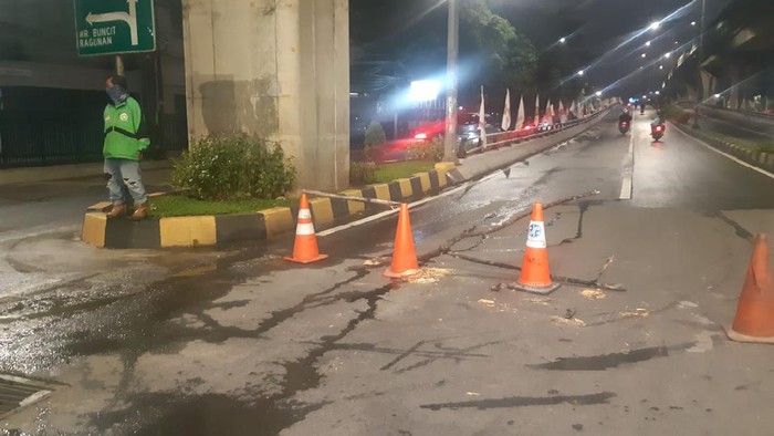 Lalu lintas ke flyover Tendean, mengarah Blok M, Jaksel ditutup pukul 20.50 WIB.