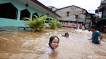 Melihat Keseruan Anak-anak Bermain Banjir di Ulujami